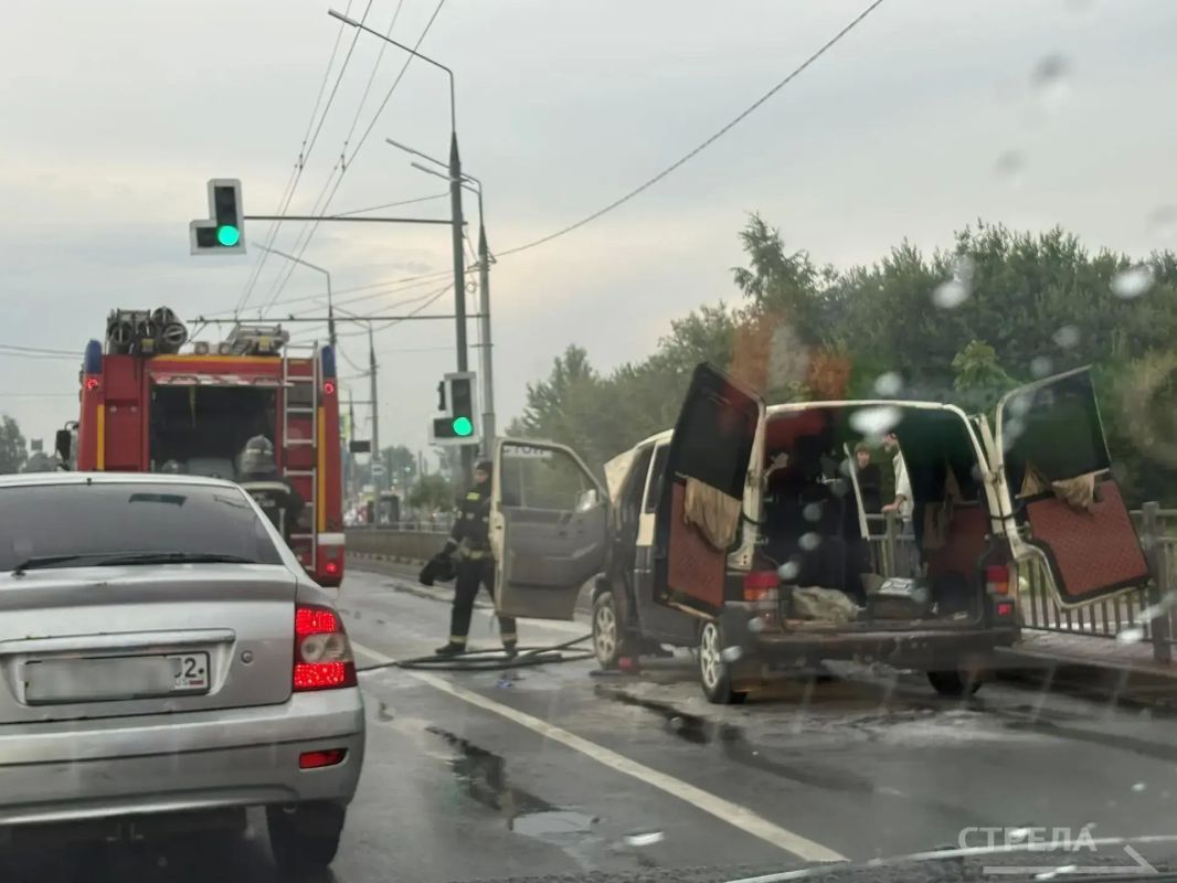 Сегодня, 3 июля, в Советском районе Брянска произошло возгорание автомобиля Сегодня, 3 июля, в Советском районе Брянска произошло возгорание автомобиля