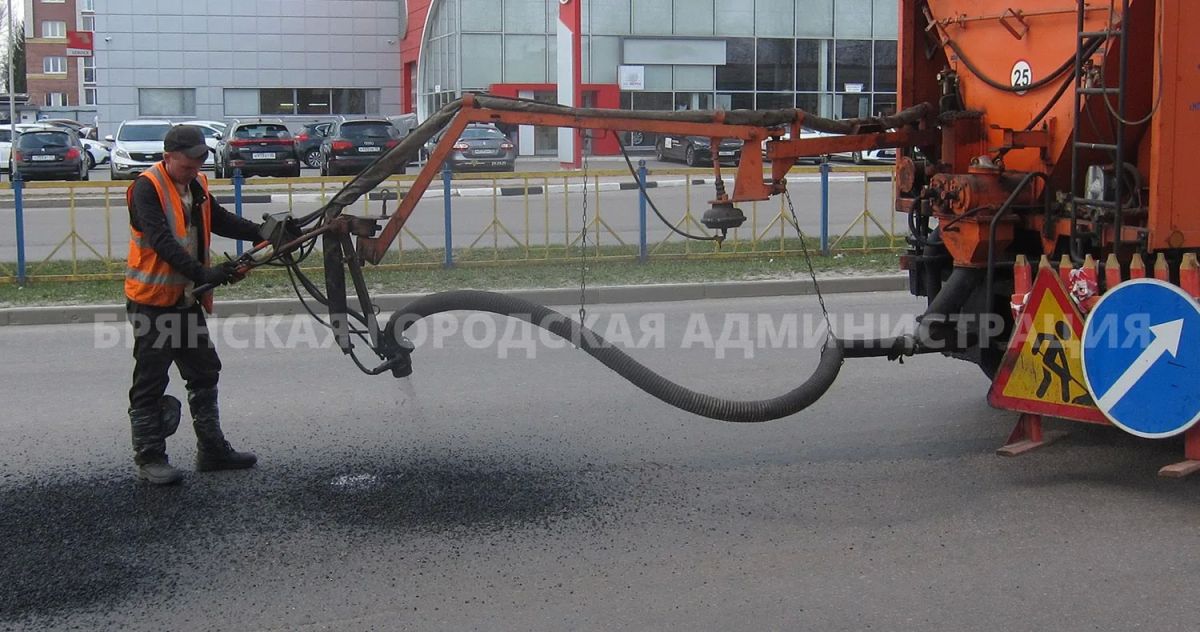 В ежедневном режиме специалисты дорожного управления ремонтируют брянские улицы горячим асфальтом и струйно-инъекционным методом с помощью установок «Белта»