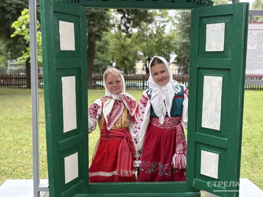 Продолжаем делиться атмосферой праздника! Мы не останавливаемся и дальше публикуем фото и видео с открытия выставки «Родные окна. Истории земли моей» в Майском парке города Брянска Продолжаем делиться атмосферой праздника! Мы не останавливаемся и дальше публикуем фото и видео с открытия выставки «Родные окна. Истории земли моей» в Майском парке города Брянска
