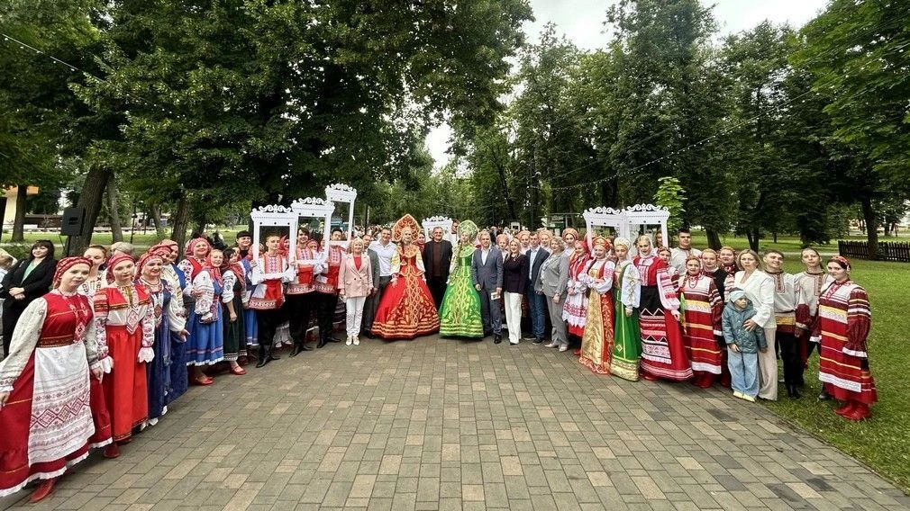Продолжаем делиться атмосферой праздника! Мы не останавливаемся и дальше публикуем фото и видео с открытия выставки «Родные окна. Истории земли моей» в Майском парке города Брянска Продолжаем делиться атмосферой праздника! Мы не останавливаемся и дальше публикуем фото и видео с открытия выставки «Родные окна. Истории земли моей» в Майском парке города Брянска