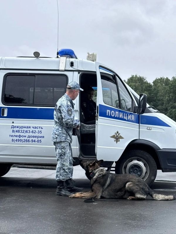 В Брянске на стадионе «Камвольщик» прошла акция «Один день с полицией» В Брянске на стадионе «Камвольщик» прошла акция «Один день с полицией»