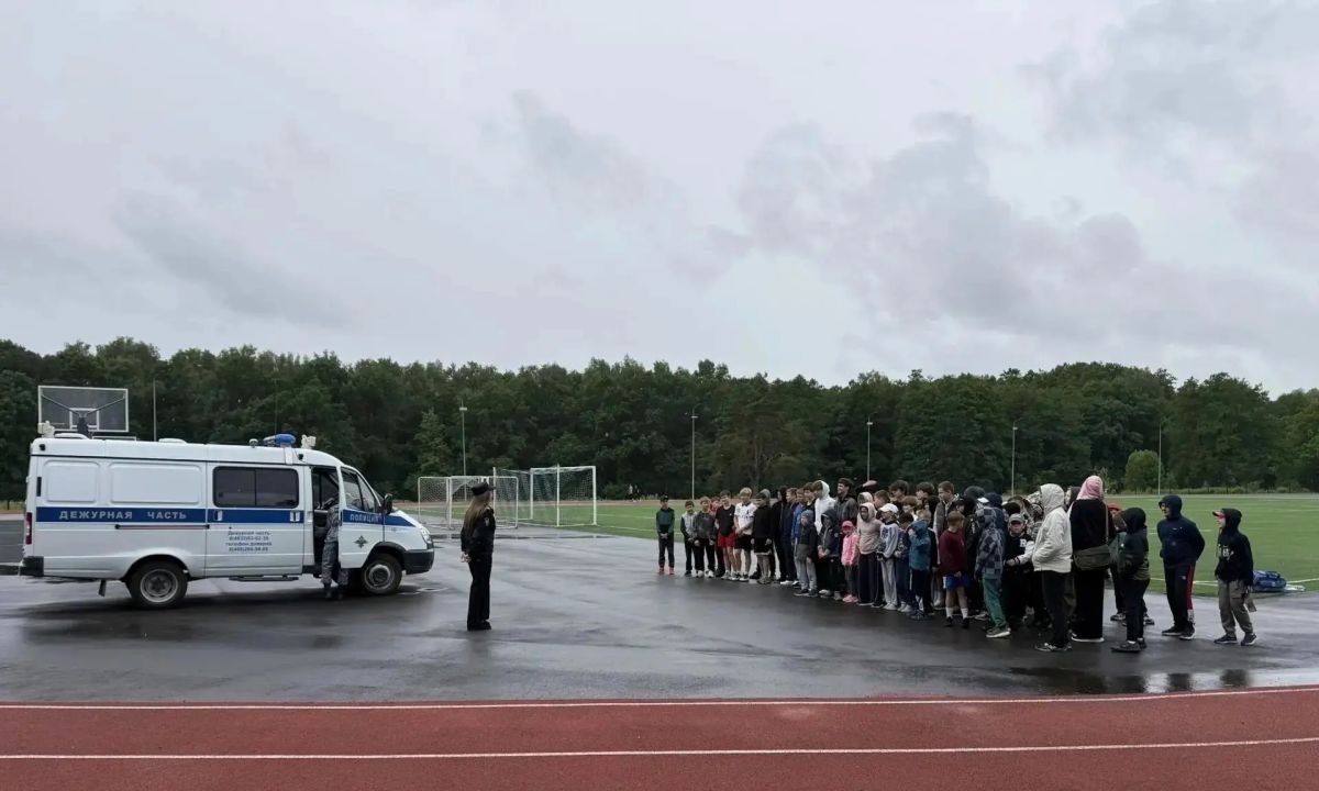 В Брянске на стадионе «Камвольщик» прошла акция «Один день с полицией» В Брянске на стадионе «Камвольщик» прошла акция «Один день с полицией»