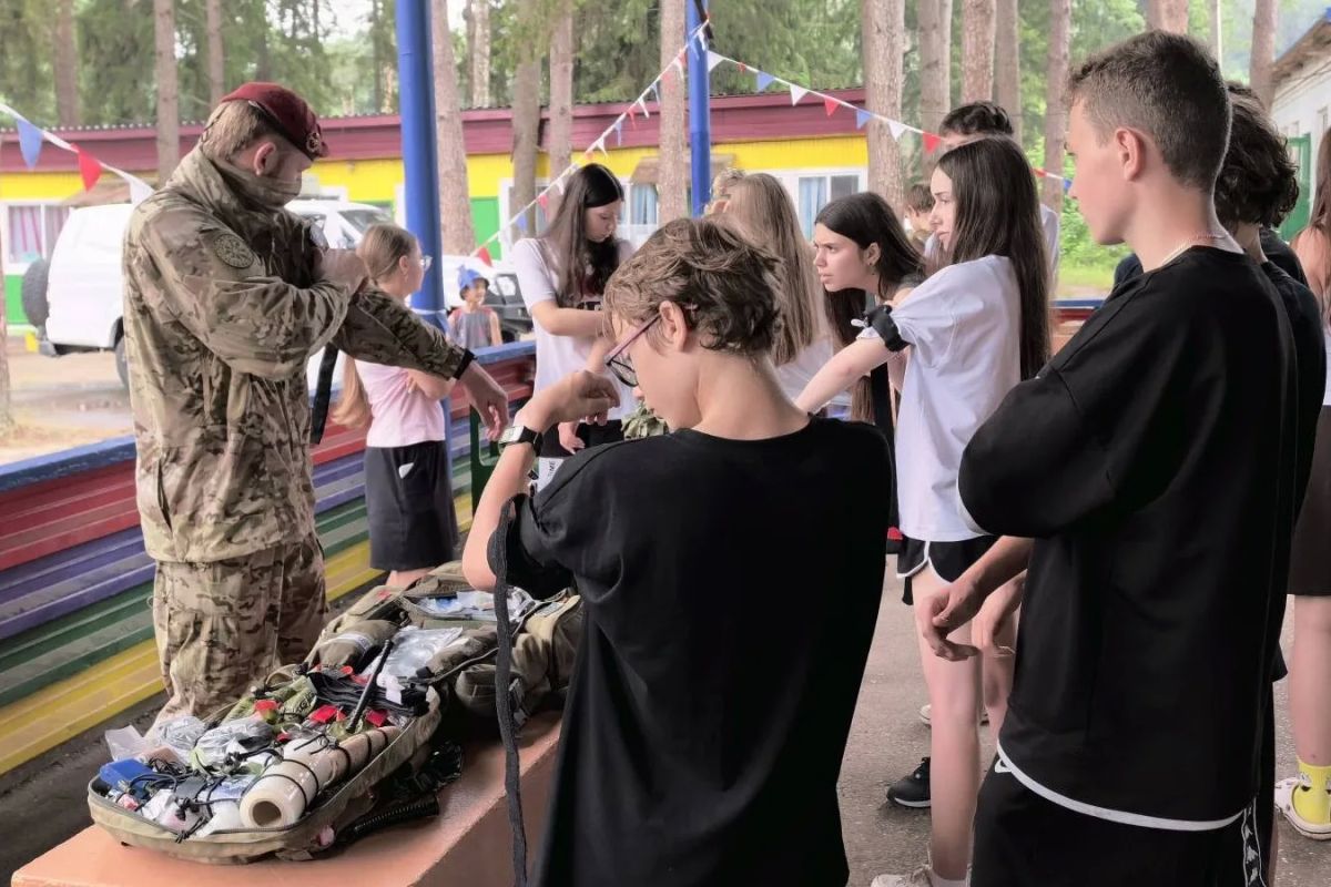 Каникулы с пользой: школьники узнали, как работают росгвардейцы Каникулы с пользой: школьники узнали, как работают росгвардейцы