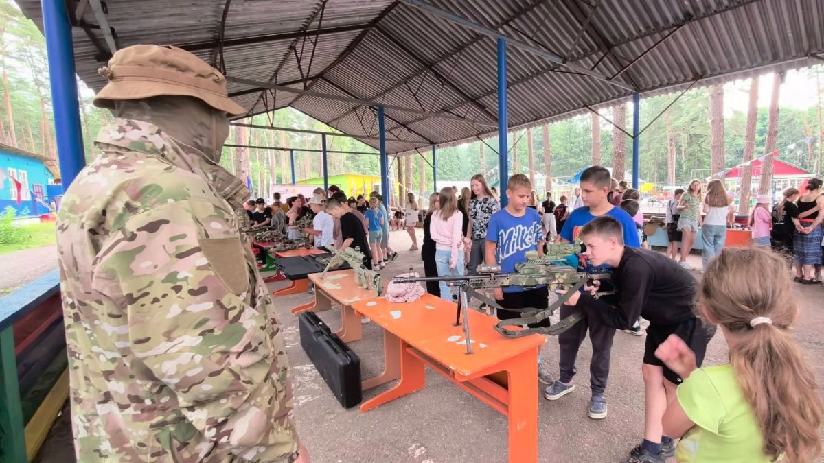 В лагере "Огонек" юные брянцы примерили экипировку спецназа и научились управлять дронами