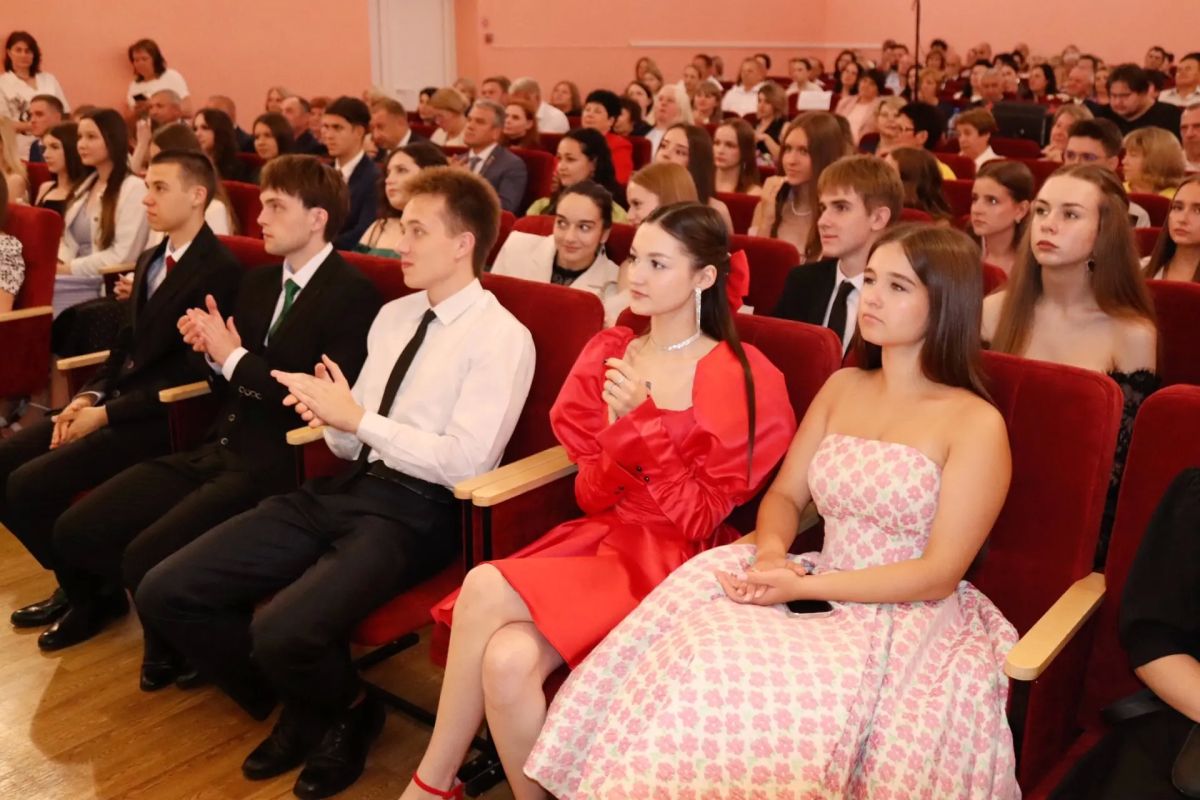Золото и серебро Брянского района: как прошло торжественное награждение медалистов-2026! Золото и серебро Брянского района: как прошло торжественное награждение медалистов-2026!
