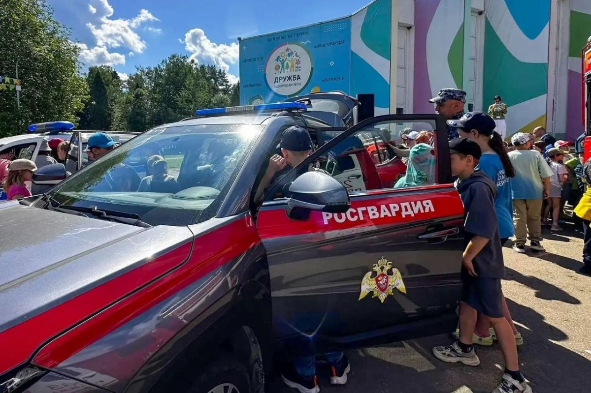 Каникулы с пользой: школьники узнали, как работают росгвардейцы Каникулы с пользой: школьники узнали, как работают росгвардейцы