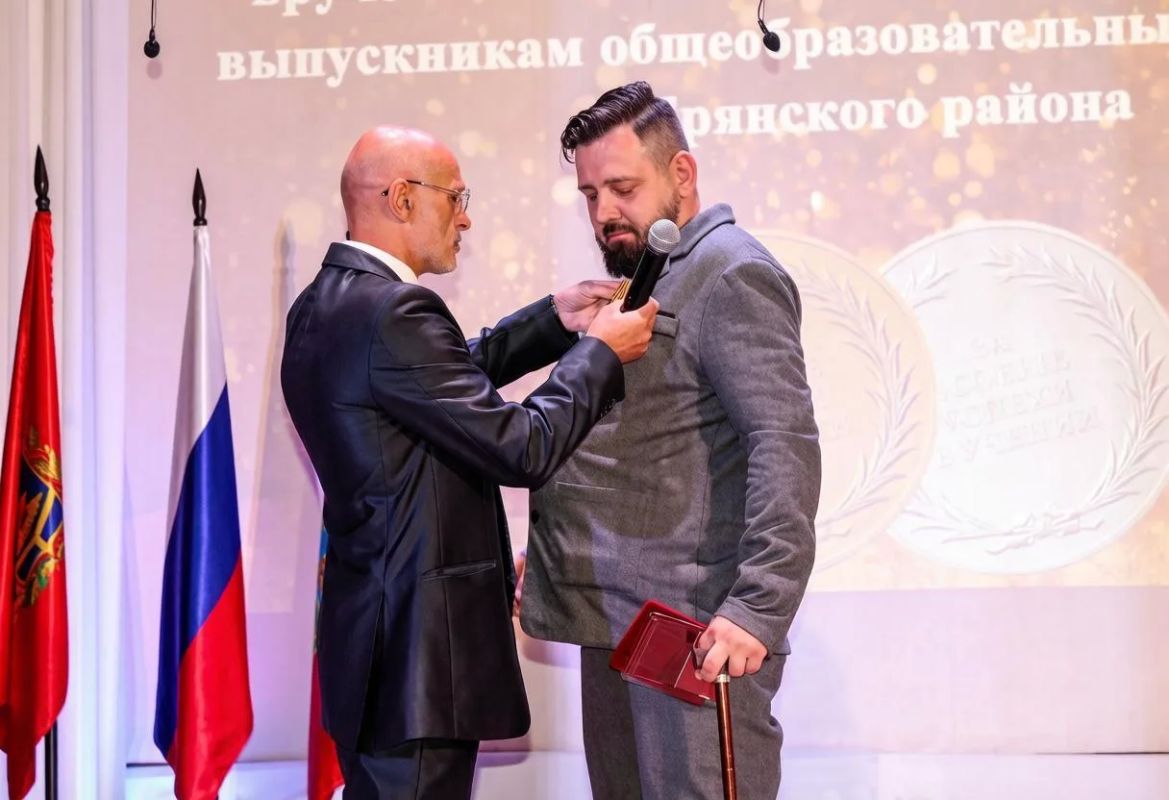 Две медали в одной семье: трогательный момент церемонии медалистов! Две медали в одной семье: трогательный момент церемонии медалистов!