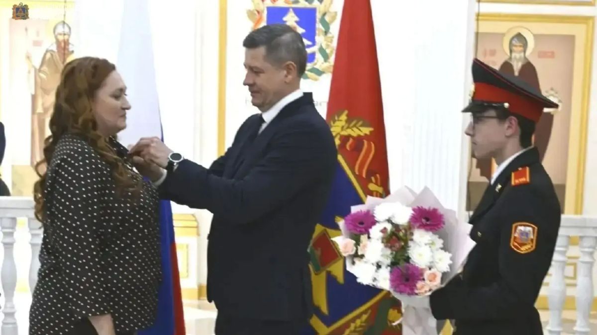 Главная медсестра детской поликлиники №2 в Брянске получила нагрудный знак "За верность профессии"