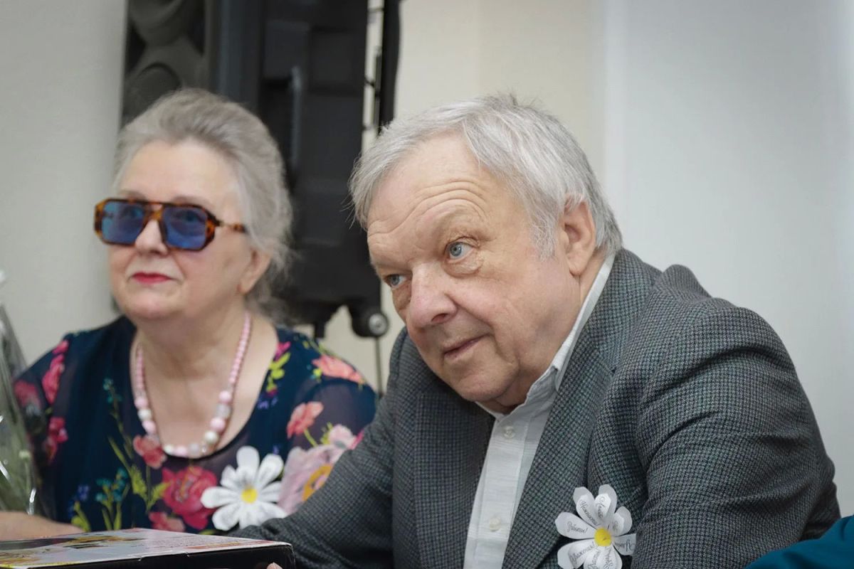 Денис Семёнов наградил семьи Заплаткиных и Козловых медалями «За любовь и верность» Денис Семёнов наградил семьи Заплаткиных и Козловых медалями «За любовь и верность»