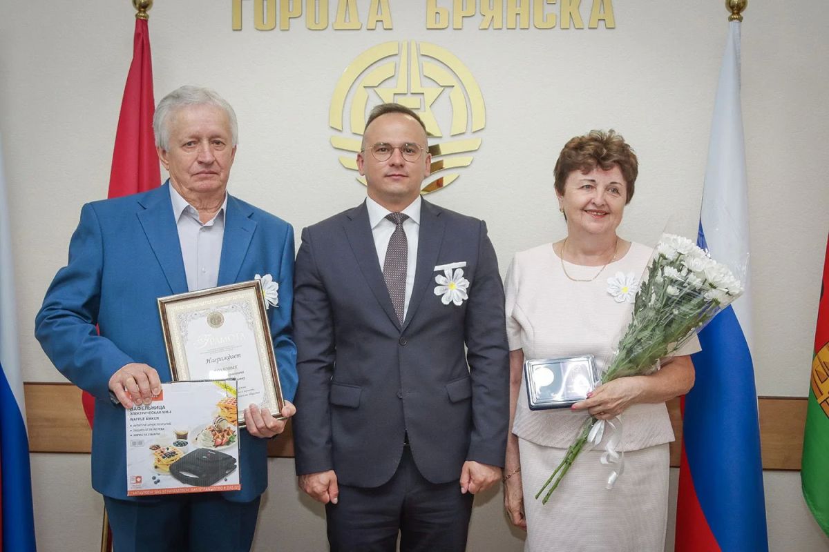 Денис Семёнов наградил семьи Заплаткиных и Козловых медалями «За любовь и верность» Денис Семёнов наградил семьи Заплаткиных и Козловых медалями «За любовь и верность»