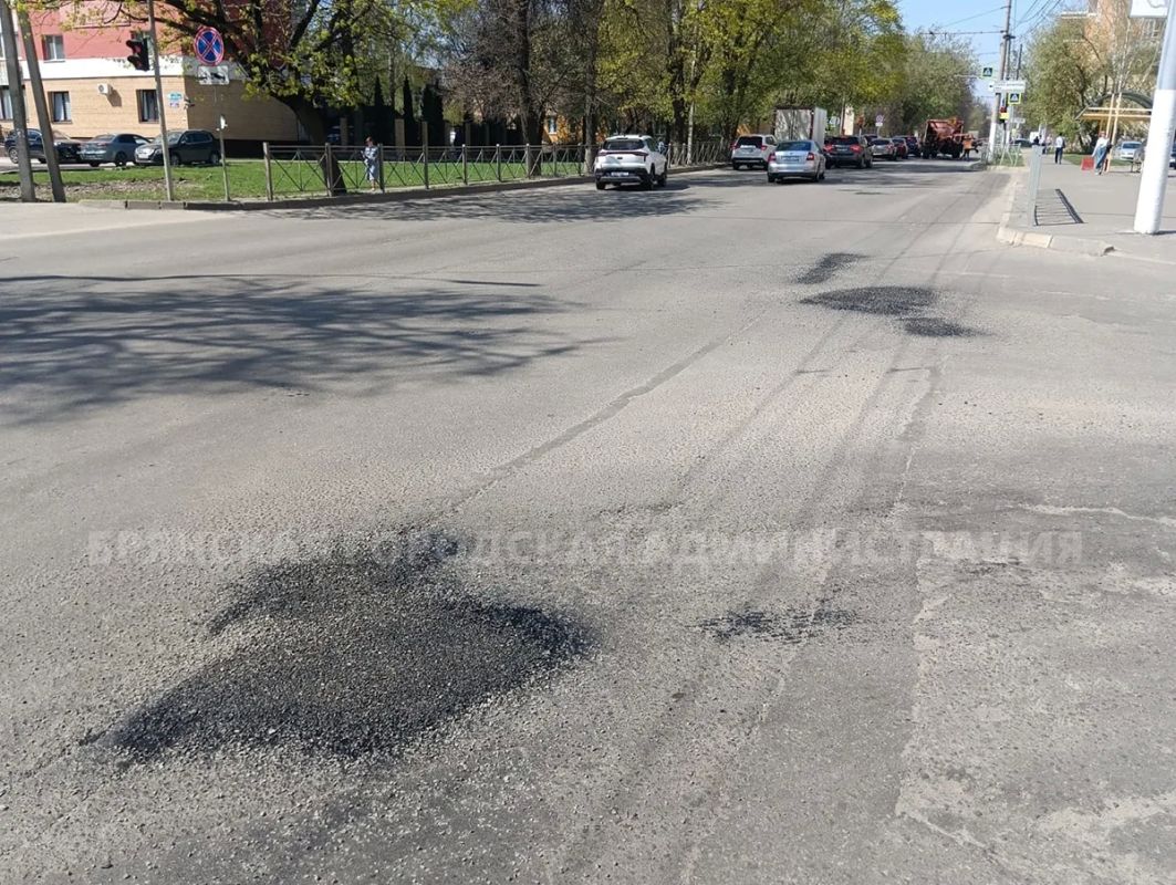 С начала года в Брянске восстановлено более 20 400 квадратных метров асфальта