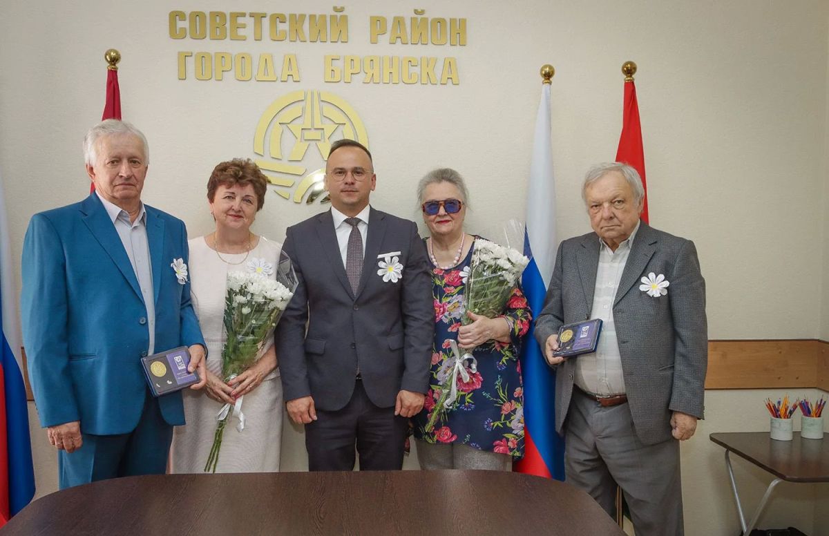 Денис Семёнов наградил семьи Заплаткиных и Козловых медалями «За любовь и верность» Денис Семёнов наградил семьи Заплаткиных и Козловых медалями «За любовь и верность»