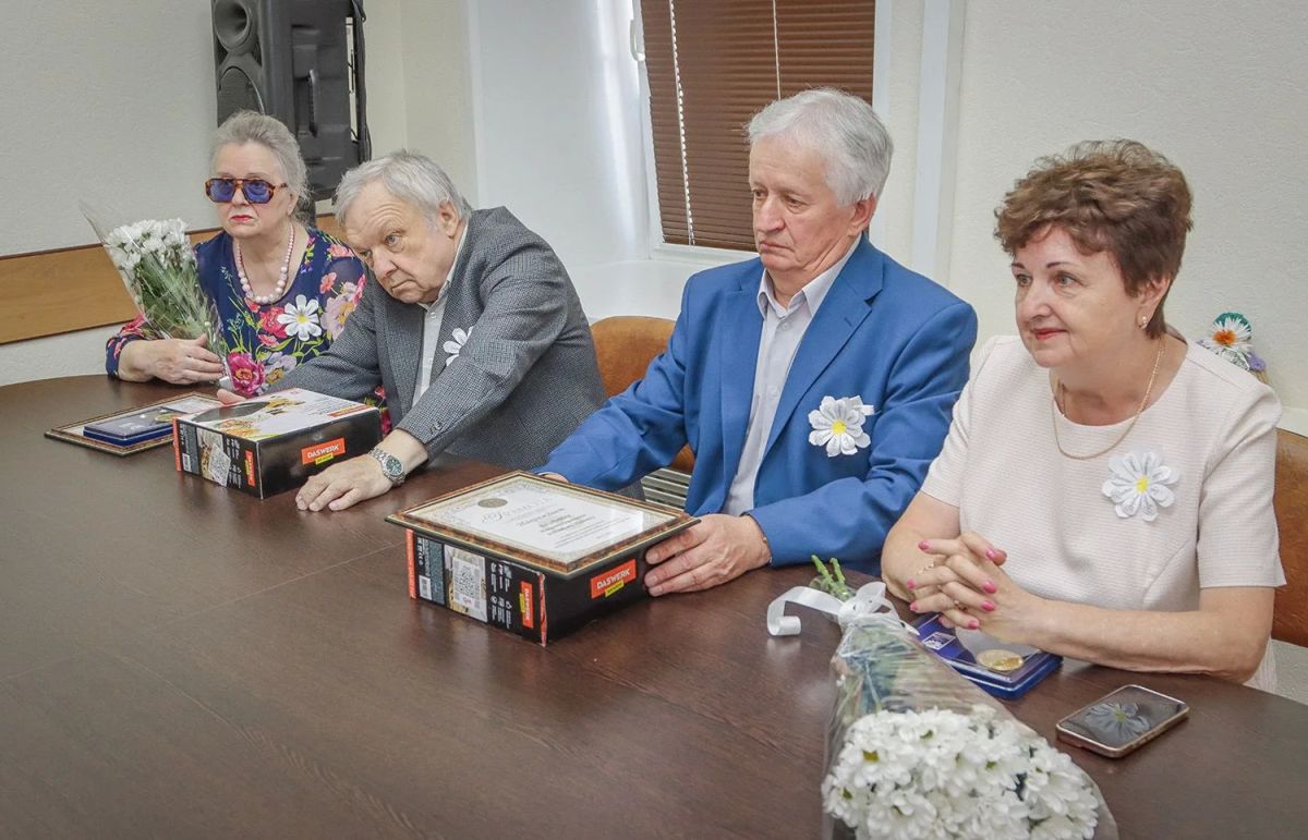 Денис Семёнов наградил семьи Заплаткиных и Козловых медалями «За любовь и верность» Денис Семёнов наградил семьи Заплаткиных и Козловых медалями «За любовь и верность»