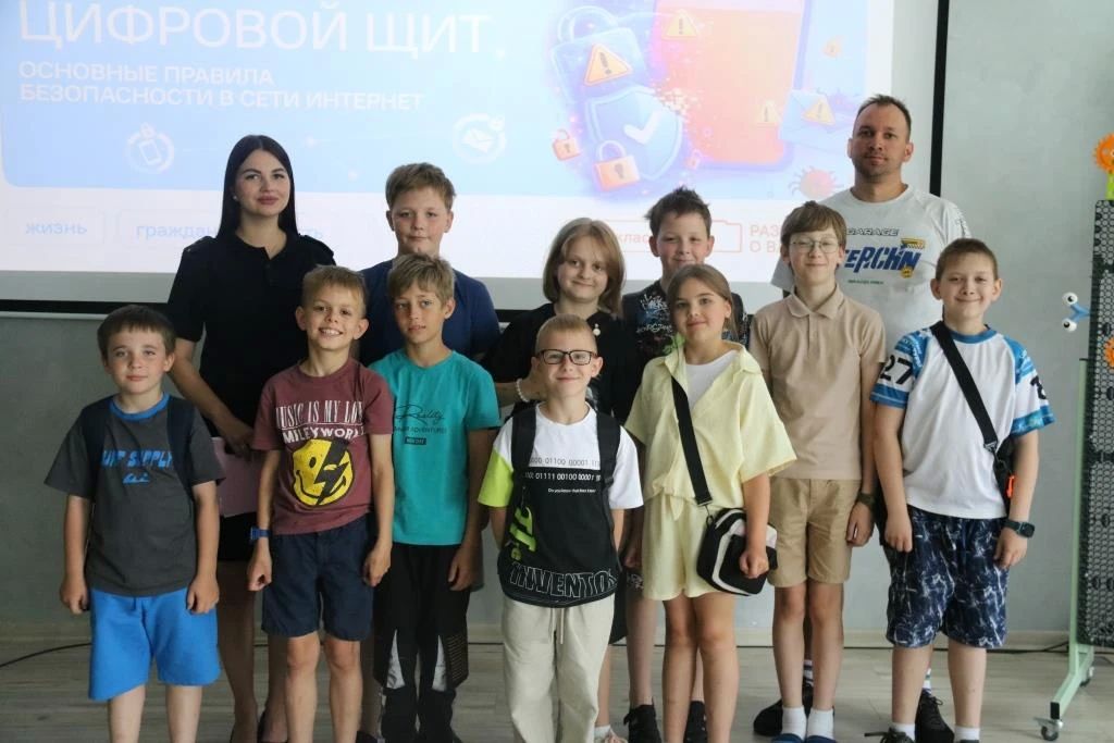 В Брянске на базе детского технопарка «Кванториум» прошёл урок по кибербезопасности В Брянске на базе детского технопарка «Кванториум» прошёл урок по кибербезопасности