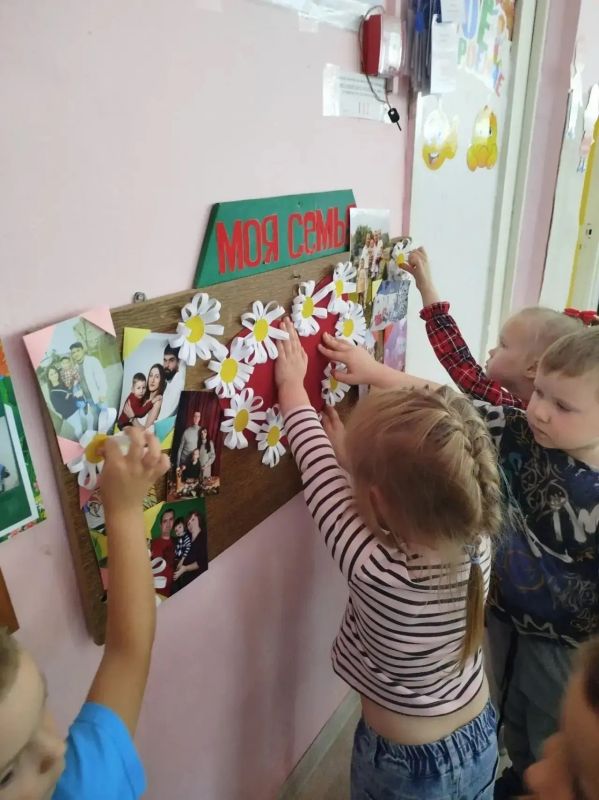 8 июля в МБДОУ - детский сад № 28 «Ёлочка» - утро началось с ромашек, главного символа семьи! И это неспроста, ведь обычный, казалось бы, день ознаменован прекрасным праздником - Днём семьи, любви и верности 8 июля в МБДОУ - детский сад № 28 «Ёлочка» - утро началось с ромашек, главного символа семьи! И это неспроста, ведь обычный, казалось бы, день ознаменован прекрасным праздником - Днём семьи, любви и верности