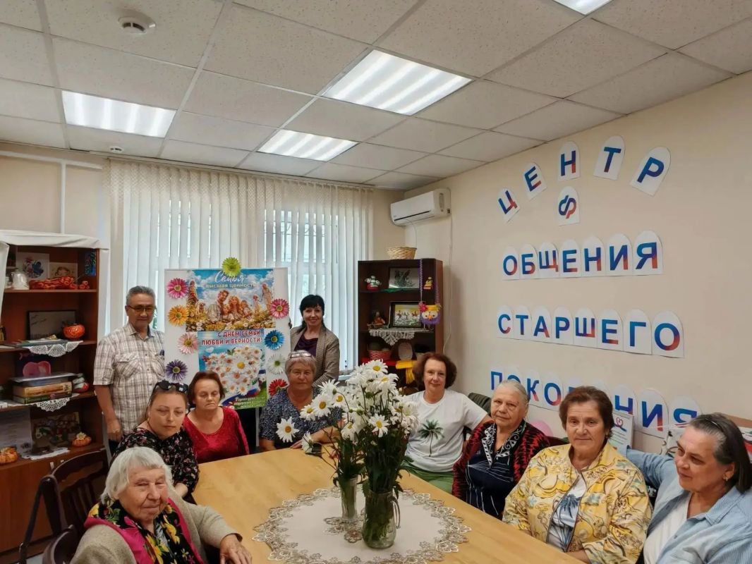 В центре общения старшего поколения Почепского отделения Социального фонда России царила особенная, по-домашнему теплая атмосфера В центре общения старшего поколения Почепского отделения Социального фонда России царила особенная, по-домашнему теплая атмосфера