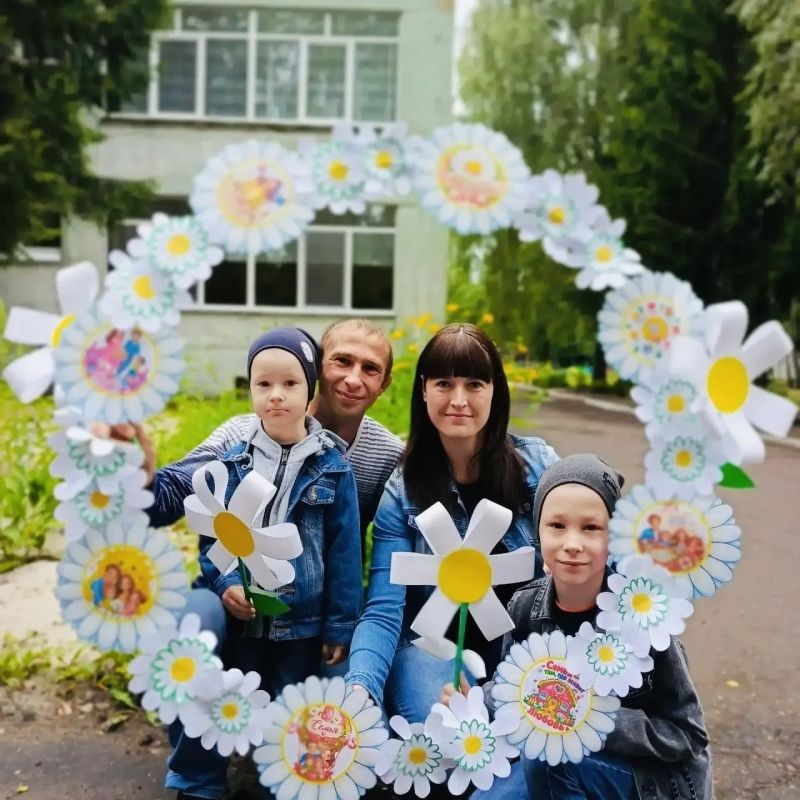 8 июля в МБДОУ - детский сад № 28 «Ёлочка» - утро началось с ромашек, главного символа семьи! И это неспроста, ведь обычный, казалось бы, день ознаменован прекрасным праздником - Днём семьи, любви и верности 8 июля в МБДОУ - детский сад № 28 «Ёлочка» - утро началось с ромашек, главного символа семьи! И это неспроста, ведь обычный, казалось бы, день ознаменован прекрасным праздником - Днём семьи, любви и верности