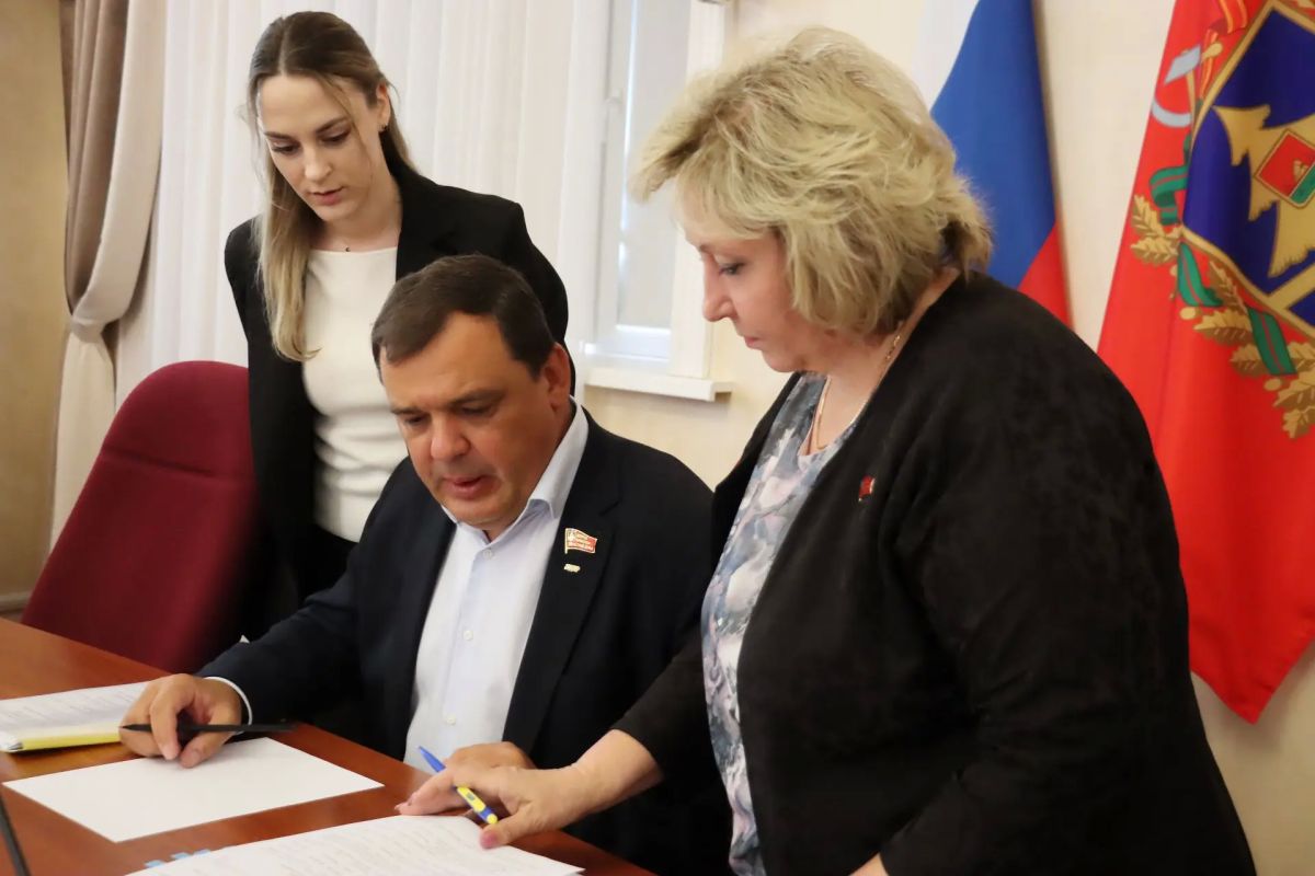 На заседании комитета по промышленности, строительству, связи, предпринимательству и собственности под руководством Максима Иванченко депутаты рассмотрели ряд важных законопроектов!