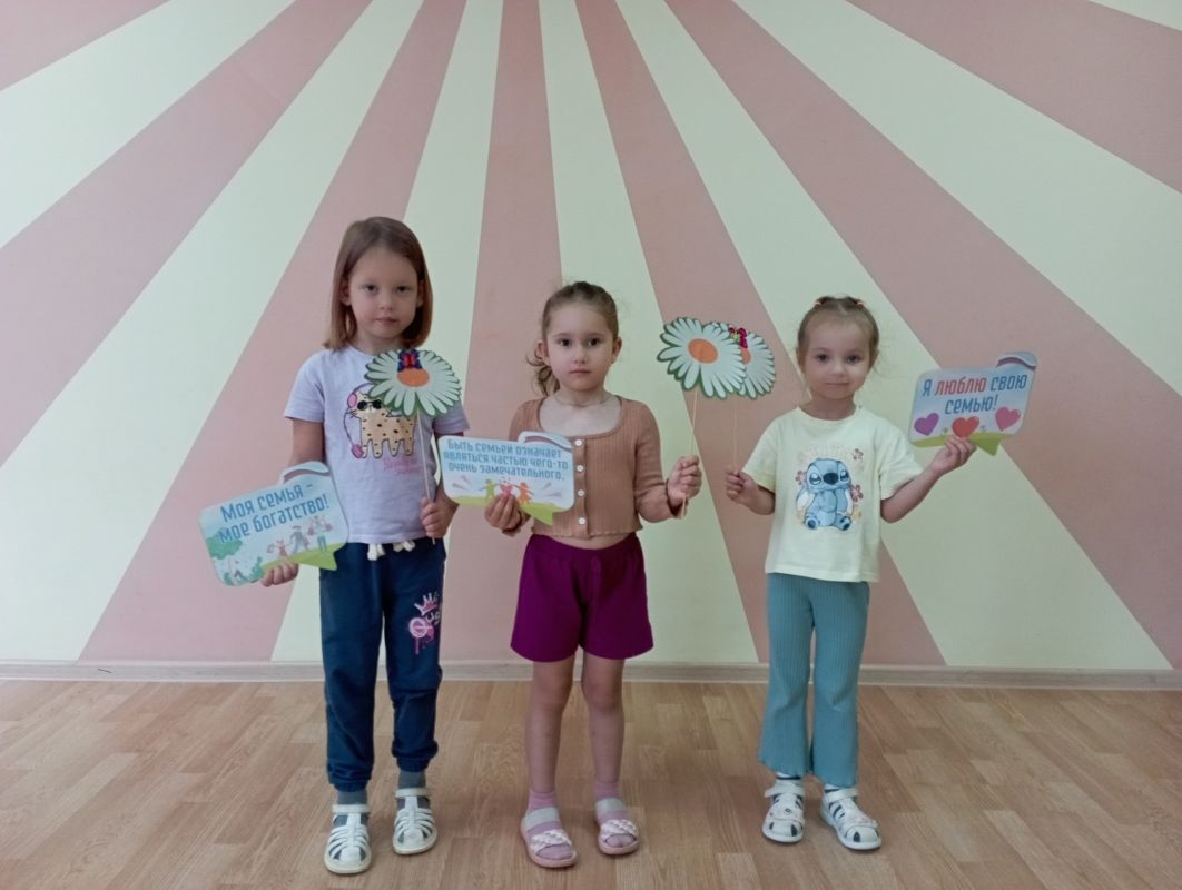 В детском саду №26 «Ласточка» с большим теплом прошёл один из самых светлых праздников — День семьи, любви и верности В детском саду №26 «Ласточка» с большим теплом прошёл один из самых светлых праздников — День семьи, любви и верности