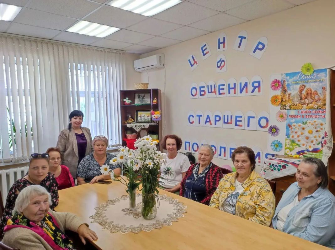 В центре общения старшего поколения Почепского отделения Социального фонда России царила особенная, по-домашнему теплая атмосфера В центре общения старшего поколения Почепского отделения Социального фонда России царила особенная, по-домашнему теплая атмосфера