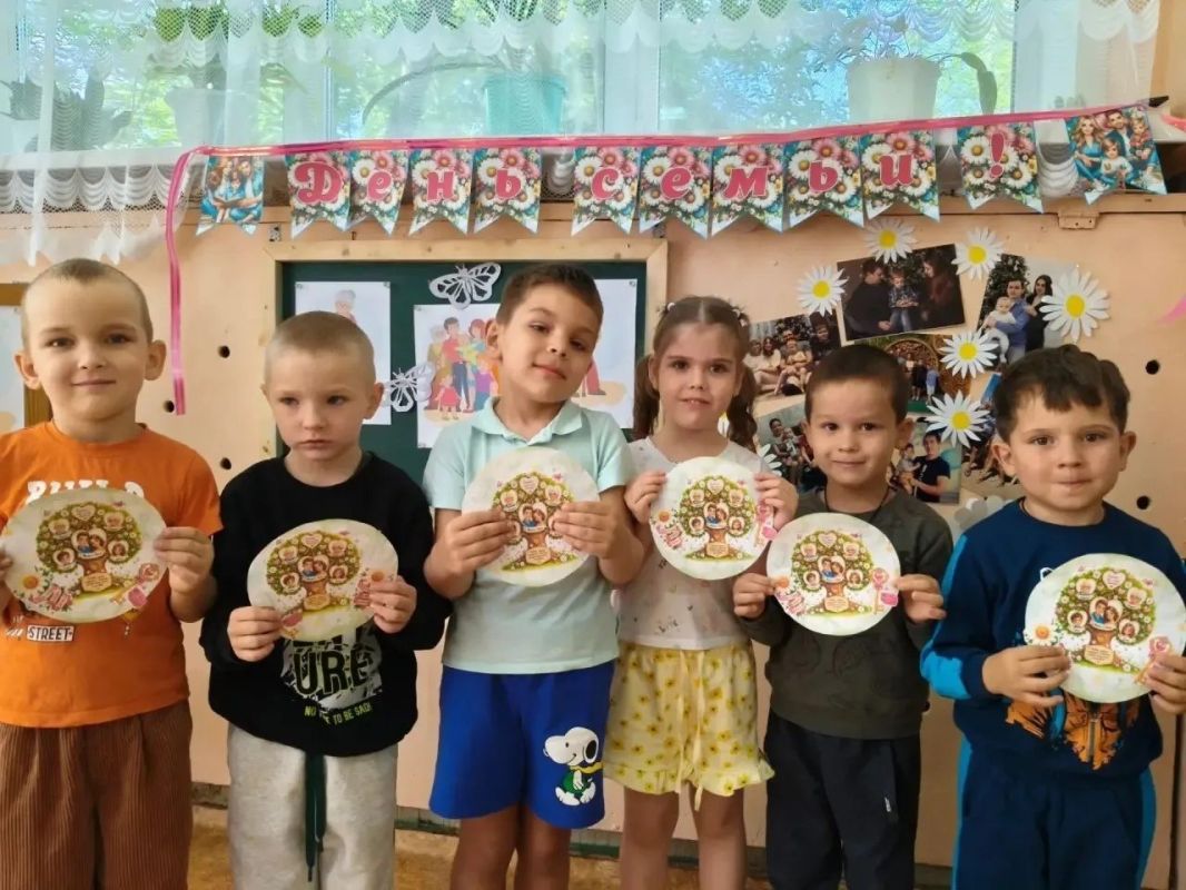 8 июля в МБДОУ - детский сад № 28 «Ёлочка» - утро началось с ромашек, главного символа семьи! И это неспроста, ведь обычный, казалось бы, день ознаменован прекрасным праздником - Днём семьи, любви и верности 8 июля в МБДОУ - детский сад № 28 «Ёлочка» - утро началось с ромашек, главного символа семьи! И это неспроста, ведь обычный, казалось бы, день ознаменован прекрасным праздником - Днём семьи, любви и верности