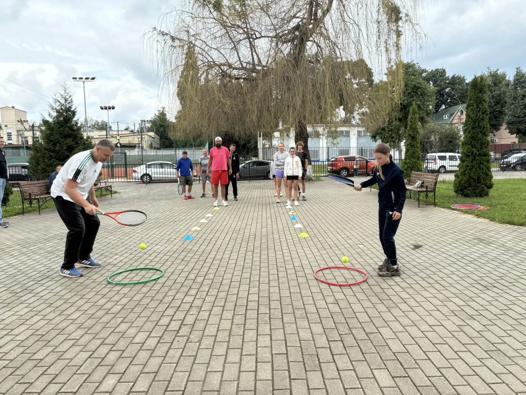 В Брянске, в теннисном центре, прошли соревнования «Папа, мама, я — спортивная семья!» В Брянске, в теннисном центре, прошли соревнования «Папа, мама, я — спортивная семья!»