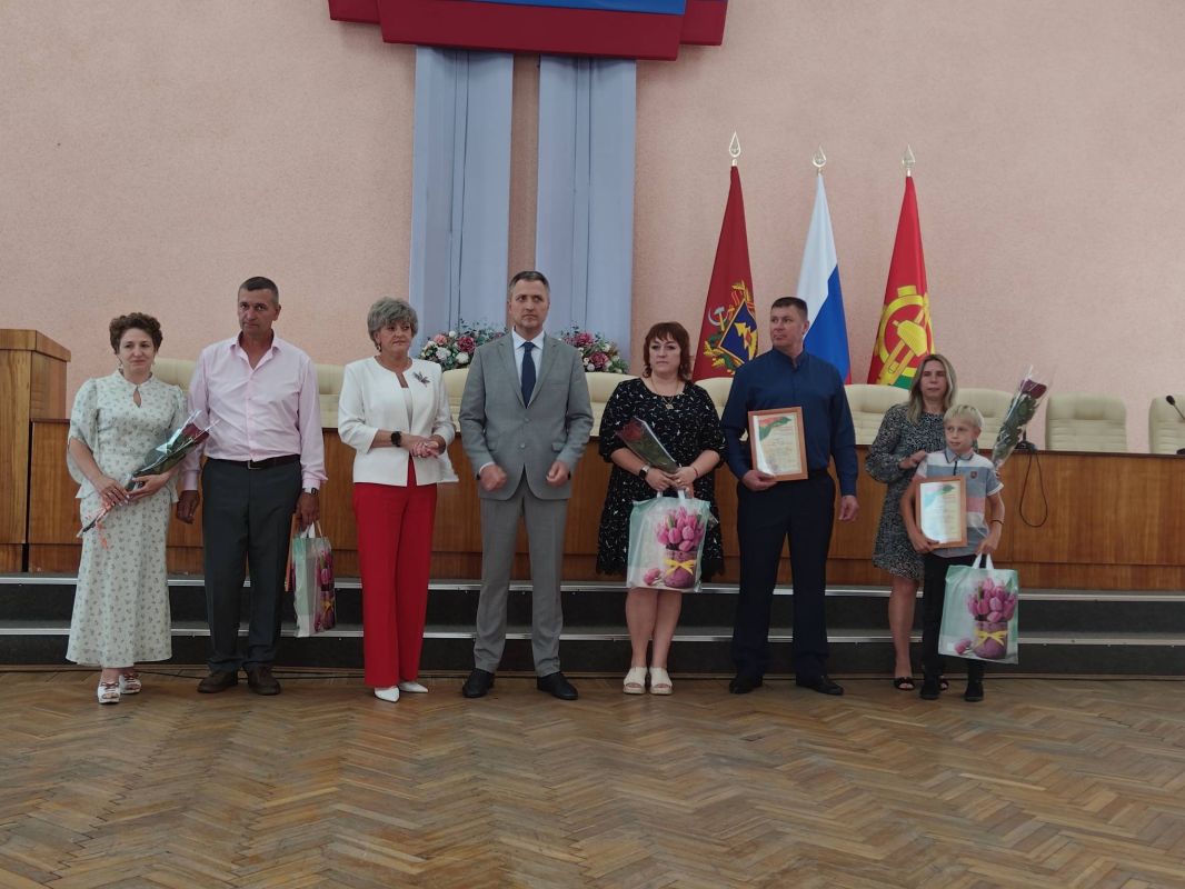 8 июля 2026 года в нашем городе состоялось праздничное мероприятие, посвящённое Всероссийскому дню семьи, любви и верности 8 июля 2026 года в нашем городе состоялось праздничное мероприятие, посвящённое Всероссийскому дню семьи, любви и верности
