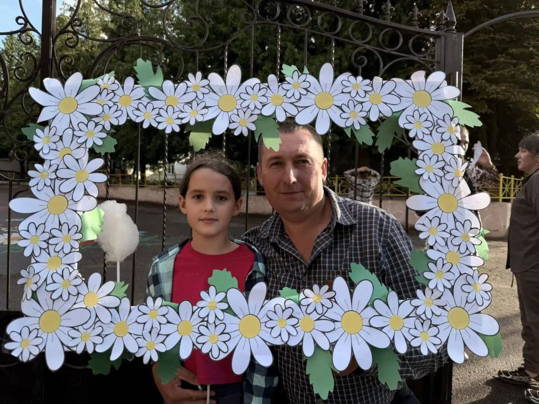 Тепло детских рук: коллективная фоторамка из ромашек ко Дню семьи и шоу мыльных пузырей! Тепло детских рук: коллективная фоторамка из ромашек ко Дню семьи и шоу мыльных пузырей!