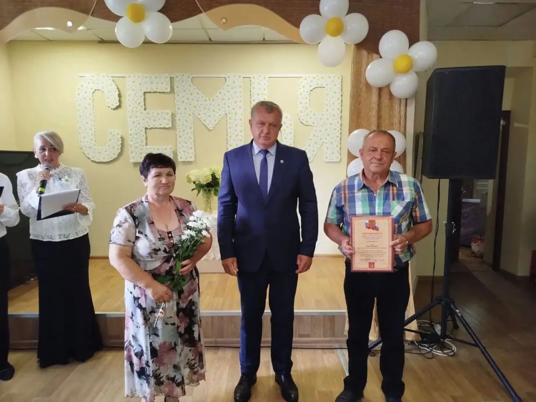 Вчера в Унечском краеведческом музее состоялось торжественное мероприятие, посвящённое самым крепким и дружным семьям района Вчера в Унечском краеведческом музее состоялось торжественное мероприятие, посвящённое самым крепким и дружным семьям района