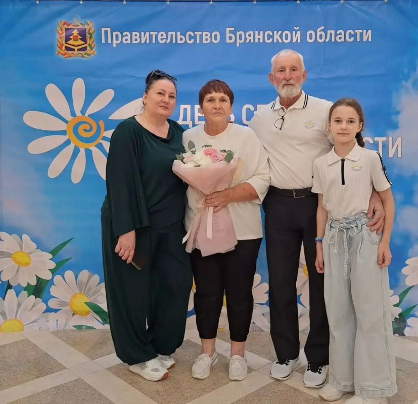 8 июля, в День семьи, любви и верности, в Хрустальном зале Правительства Брянской области состоялась торжественная церемония вручения наград крепким супружеским парам, достойно воспитавшим детей 8 июля, в День семьи, любви и верности, в Хрустальном зале Правительства Брянской области состоялась торжественная церемония вручения наград крепким супружеским парам, достойно воспитавшим детей