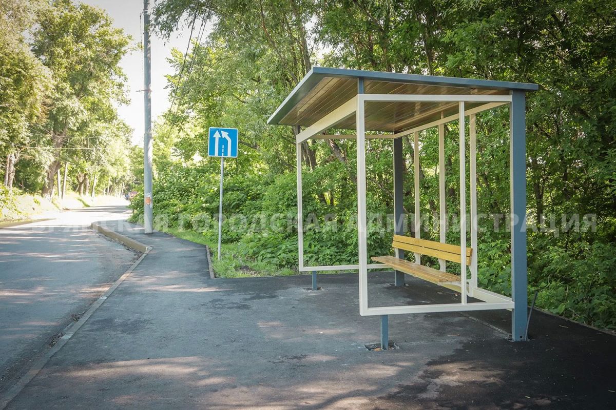 На улице Калинина монтируют новые остановочные комплексы На улице Калинина монтируют новые остановочные комплексы