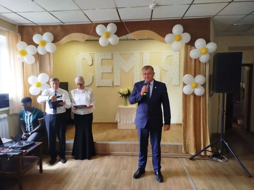 Вчера в Унечском краеведческом музее состоялось торжественное мероприятие, посвящённое самым крепким и дружным семьям района Вчера в Унечском краеведческом музее состоялось торжественное мероприятие, посвящённое самым крепким и дружным семьям района