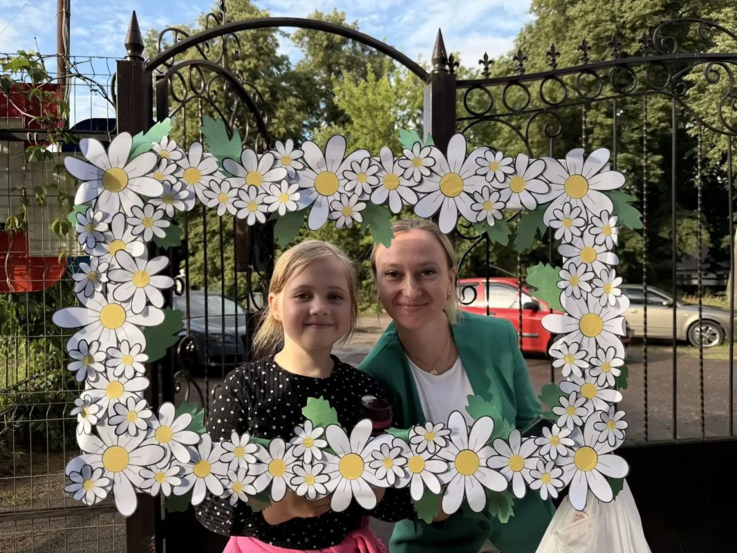 Тепло детских рук: коллективная фоторамка из ромашек ко Дню семьи и шоу мыльных пузырей! Тепло детских рук: коллективная фоторамка из ромашек ко Дню семьи и шоу мыльных пузырей!