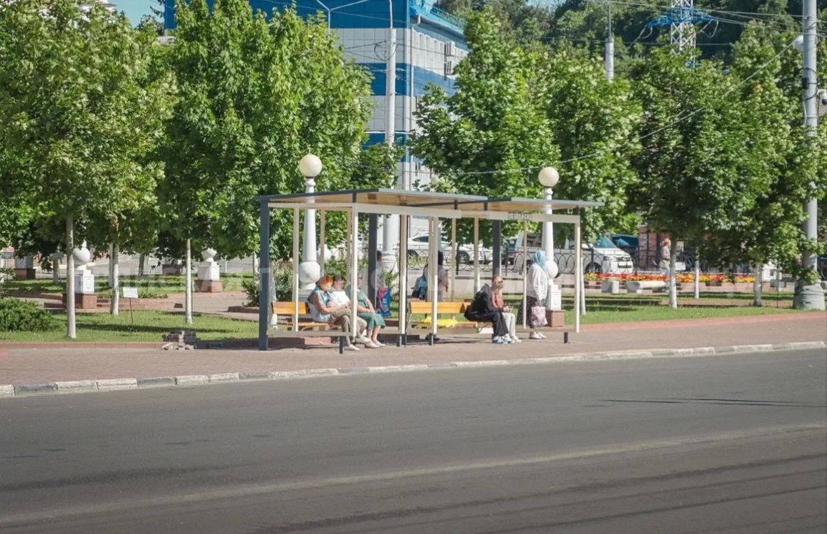 На улице Калинина в Брянске устанавливают новые остановки На улице Калинина в Брянске устанавливают новые остановки