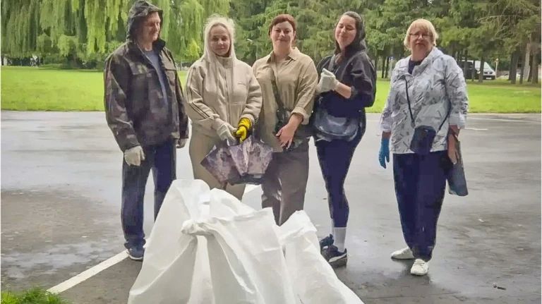 Чиновники Брянска вышли на уборку города, несмотря на дождь Чиновники Брянска вышли на уборку города, несмотря на дождь