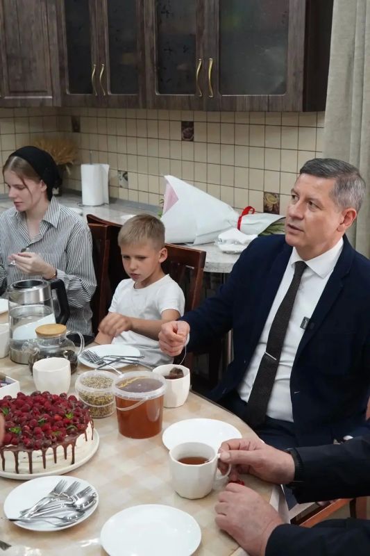 Ковальчук зашел на чай к семье «Матери-героини» Ковальчук зашел на чай к семье «Матери-героини»