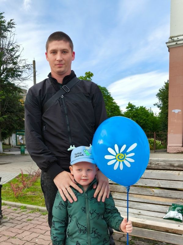 8 июля в честь доброго и душевного праздника — Дня семьи, любви и верности — сотрудники МБУДОСЮТ провели уличную акцию «Ромашки нежный лепесток» 8 июля в честь доброго и душевного праздника — Дня семьи, любви и верности — сотрудники МБУДОСЮТ провели уличную акцию «Ромашки нежный лепесток»