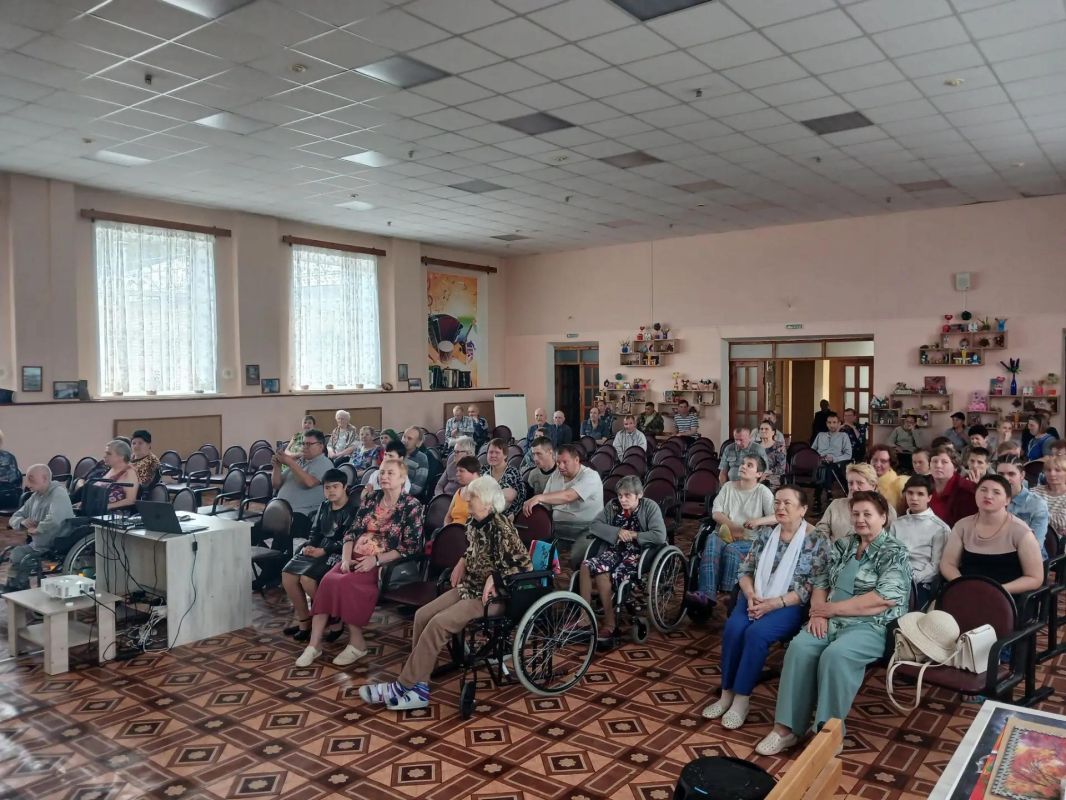 В стенах нашего дома состоялось настоящее событие! Участницы клуба «Активное долголетие» из ГКУ Брянской области «Комплексный центр социального обслуживания населения Жуковского района» устроили незабываемый концерт для... В стенах нашего дома состоялось настоящее событие! Участницы клуба «Активное долголетие» из ГКУ Брянской области «Комплексный центр социального обслуживания населения Жуковского района» устроили незабываемый концерт для...
