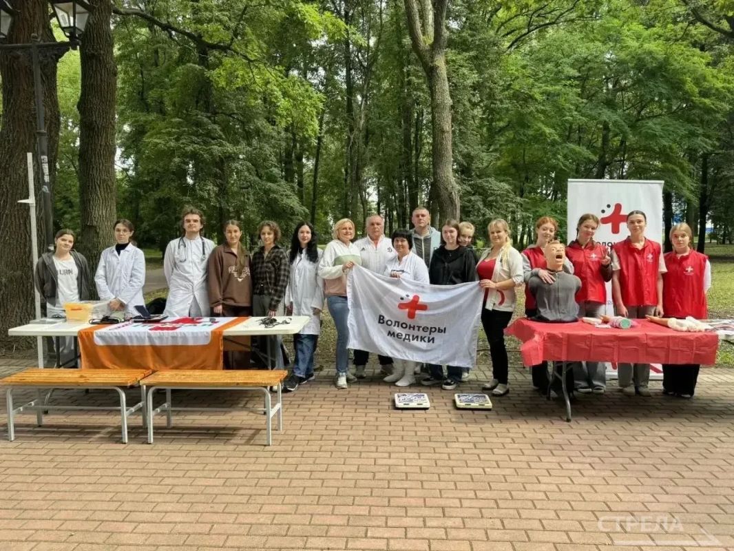 12 июля в парке имени А. С. Пушкина Бежицкого района города Брянска провели утреннюю гигиеническую зарядку 12 июля в парке имени А. С. Пушкина Бежицкого района города Брянска провели утреннюю гигиеническую зарядку