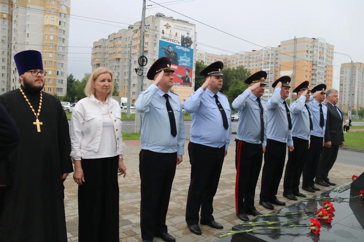 В УМВД России по Брянской области почтили память погибших сотрудников ОВД В УМВД России по Брянской области почтили память погибших сотрудников ОВД