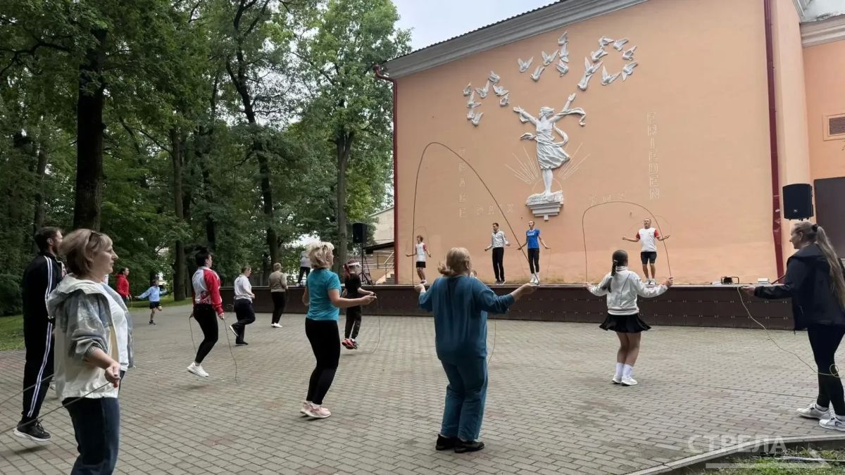 12 июля в парке имени А. С. Пушкина Бежицкого района города Брянска провели утреннюю гигиеническую зарядку 12 июля в парке имени А. С. Пушкина Бежицкого района города Брянска провели утреннюю гигиеническую зарядку