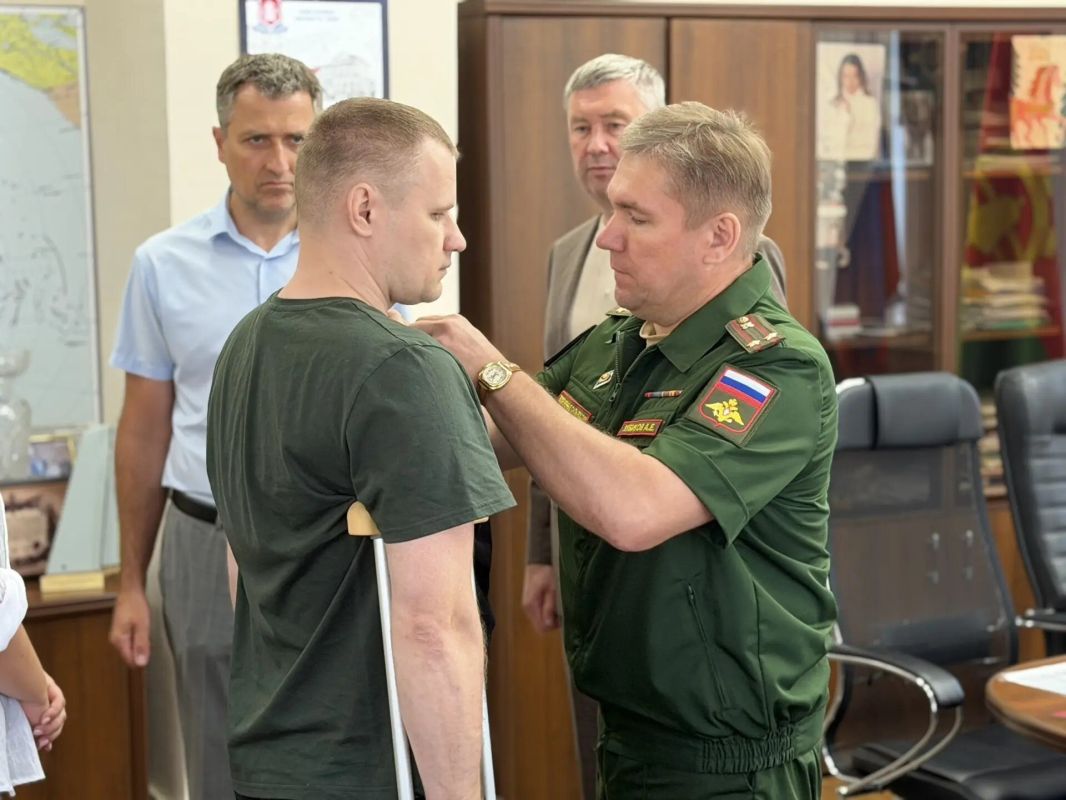 14 июля в городе Клинцы состоялась торжественная церемония вручения медалей «Жукова» и «За боевые отличия» участникам специальной военной операции 14 июля в городе Клинцы состоялась торжественная церемония вручения медалей «Жукова» и «За боевые отличия» участникам специальной военной операции