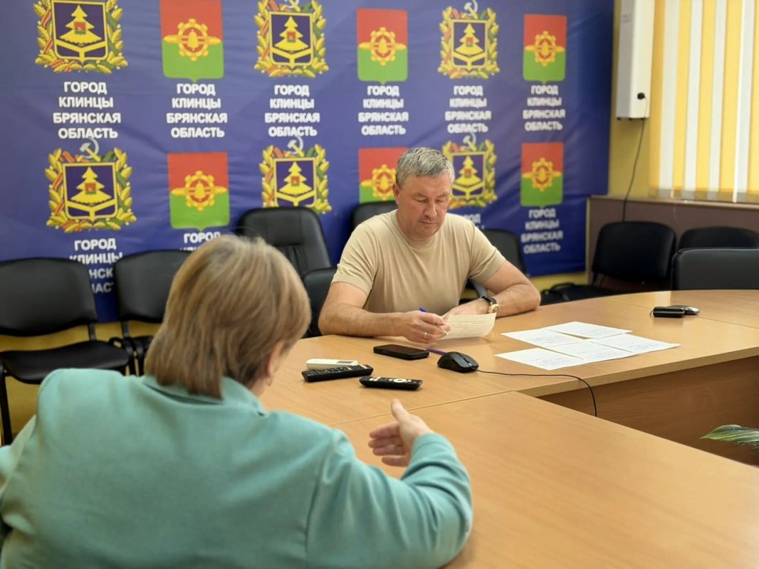 Сегодня глава Клинцовской городской администрации Сергей Юрьевич Евтеев провел очередной личный прием граждан, позволяющий напрямую услышать проблемы людей и взять их решение на контроль Сегодня глава Клинцовской городской администрации Сергей Юрьевич Евтеев провел очередной личный прием граждан, позволяющий напрямую услышать проблемы людей и взять их решение на контроль