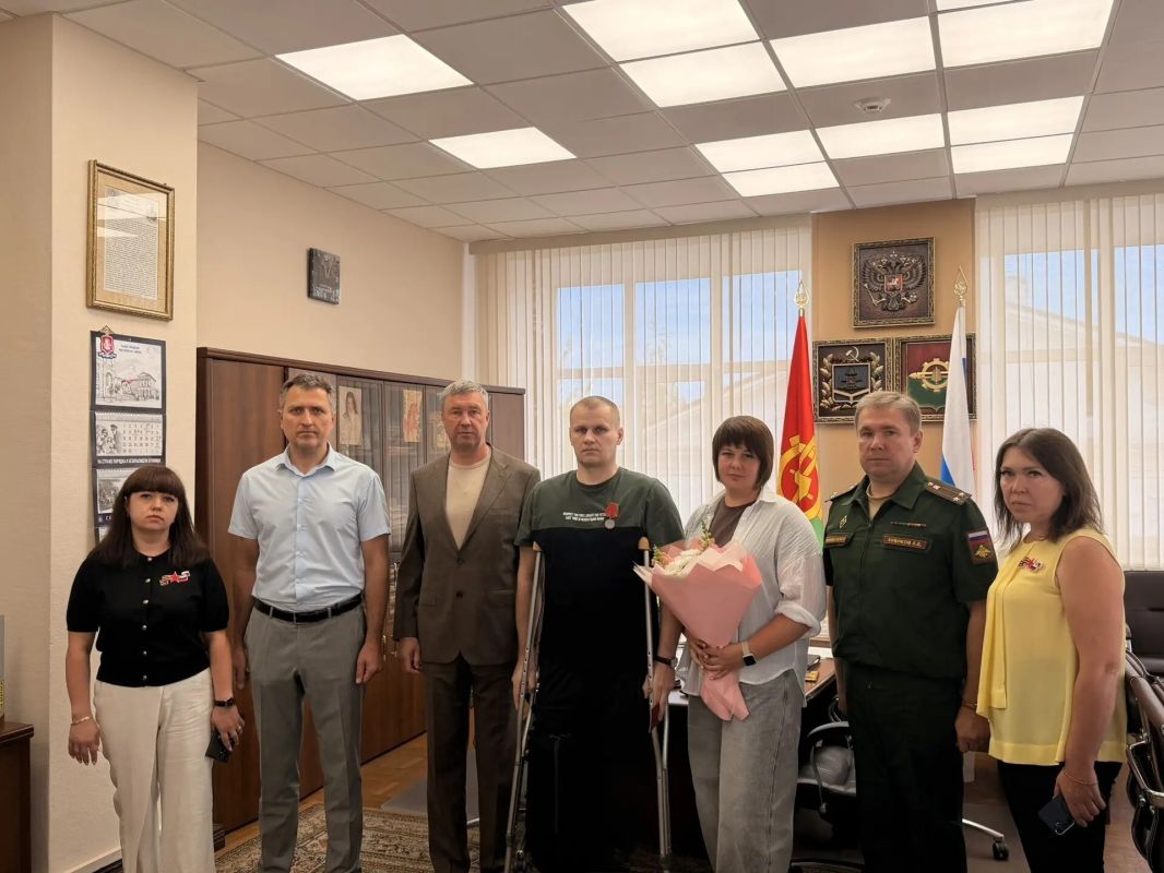 14 июля в городе Клинцы состоялась торжественная церемония вручения медалей «Жукова» и «За боевые отличия» участникам специальной военной операции 14 июля в городе Клинцы состоялась торжественная церемония вручения медалей «Жукова» и «За боевые отличия» участникам специальной военной операции