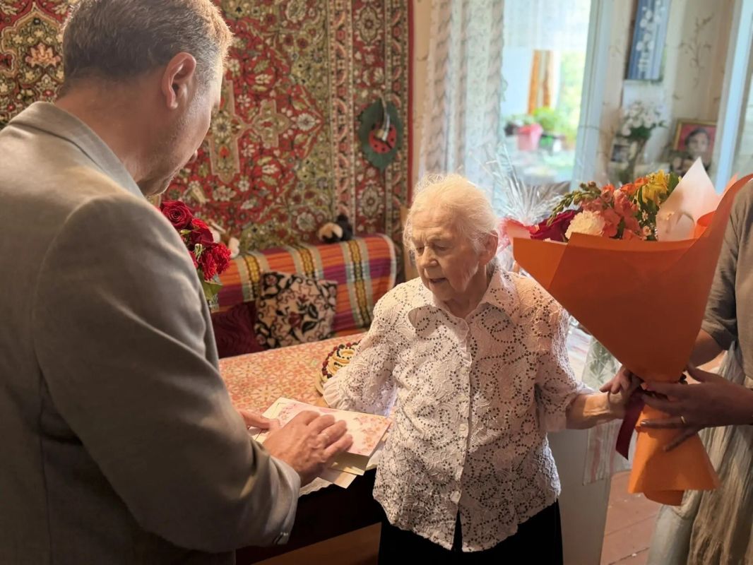 В Клинцах с 95летним юбилеем поздравили Валентину Алексеевну Панус — заслуженного работника текстильной промышленности РСФСР В Клинцах с 95летним юбилеем поздравили Валентину Алексеевну Панус — заслуженного работника текстильной промышленности РСФСР