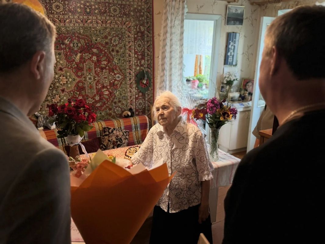 В Клинцах с 95летним юбилеем поздравили Валентину Алексеевну Панус — заслуженного работника текстильной промышленности РСФСР В Клинцах с 95летним юбилеем поздравили Валентину Алексеевну Панус — заслуженного работника текстильной промышленности РСФСР