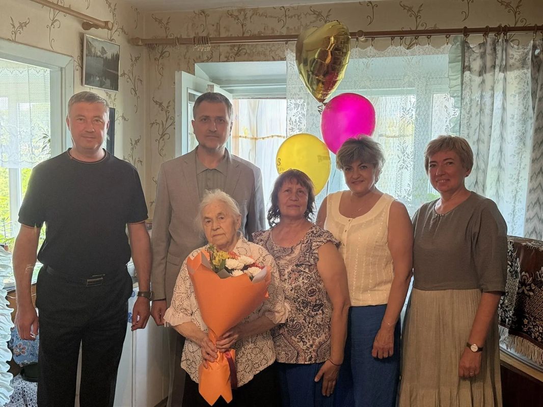 В Клинцах с 95летним юбилеем поздравили Валентину Алексеевну Панус — заслуженного работника текстильной промышленности РСФСР В Клинцах с 95летним юбилеем поздравили Валентину Алексеевну Панус — заслуженного работника текстильной промышленности РСФСР