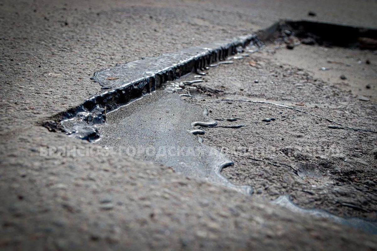 За день брянские дорожники отремонтировали 323 квадратных метра асфальта