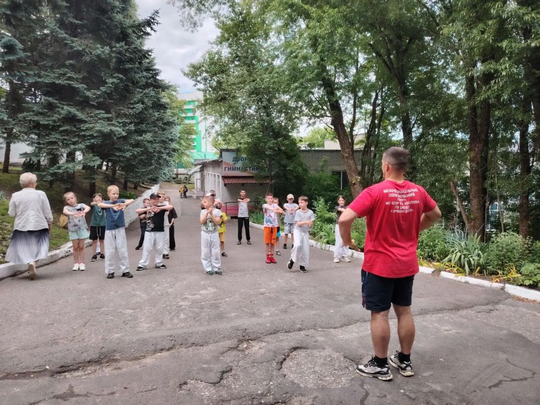 Зарядка с чемпионом. 15 июля 2026 года на территории спортивной школы олимпийского резерва по спортивной гимнастике состоялся спортивный праздник «Час здоровья» под открытым небом, на свежем воздухе Зарядка с чемпионом. 15 июля 2026 года на территории спортивной школы олимпийского резерва по спортивной гимнастике состоялся спортивный праздник «Час здоровья» под открытым небом, на свежем воздухе