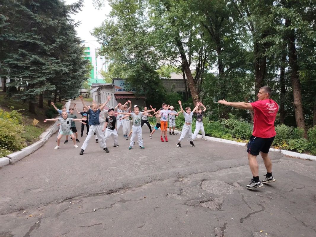 Зарядка с чемпионом. 15 июля 2026 года на территории спортивной школы олимпийского резерва по спортивной гимнастике состоялся спортивный праздник «Час здоровья» под открытым небом, на свежем воздухе Зарядка с чемпионом. 15 июля 2026 года на территории спортивной школы олимпийского резерва по спортивной гимнастике состоялся спортивный праздник «Час здоровья» под открытым небом, на свежем воздухе
